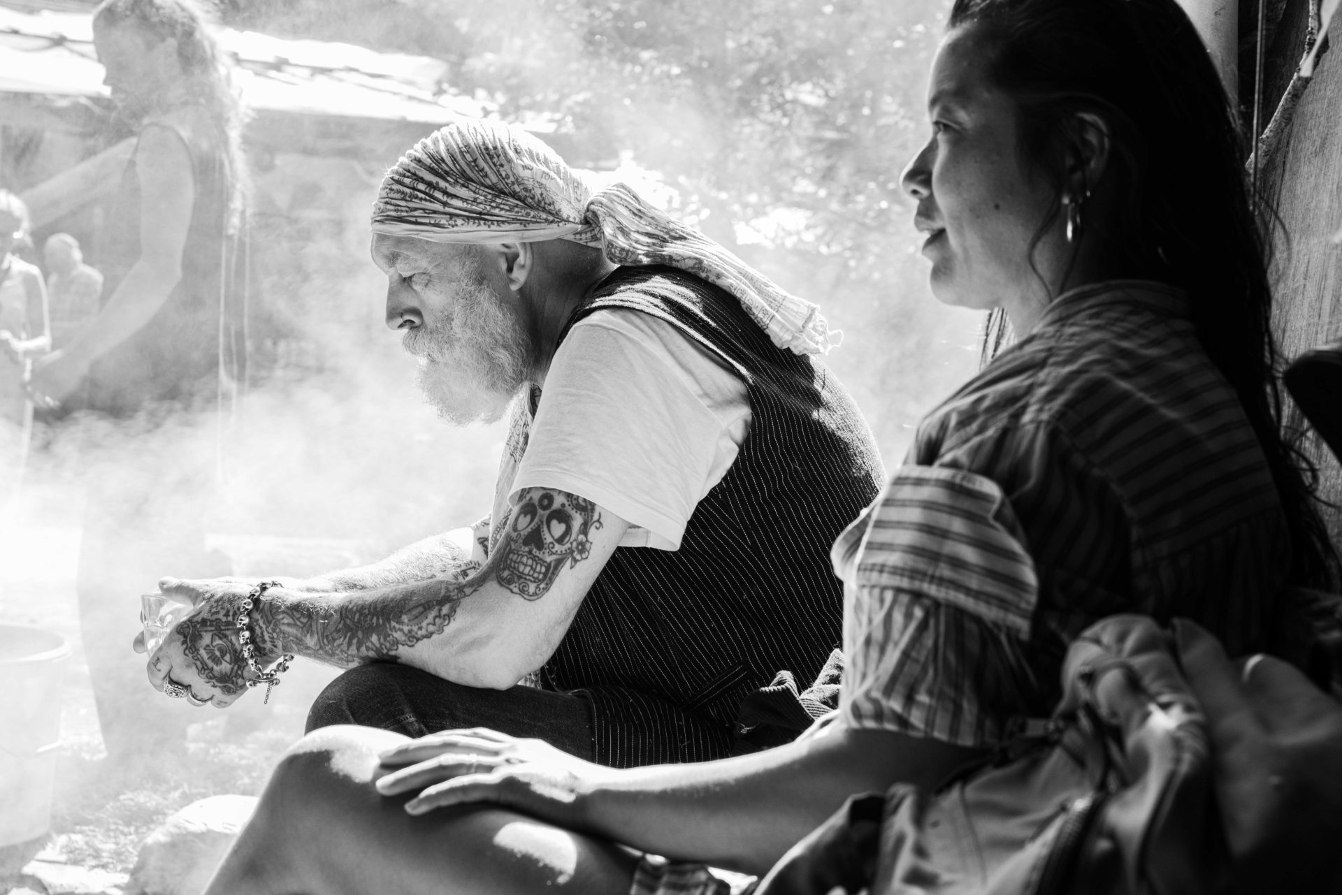 Mai et Jerry debout côte à côte en noir et blanc